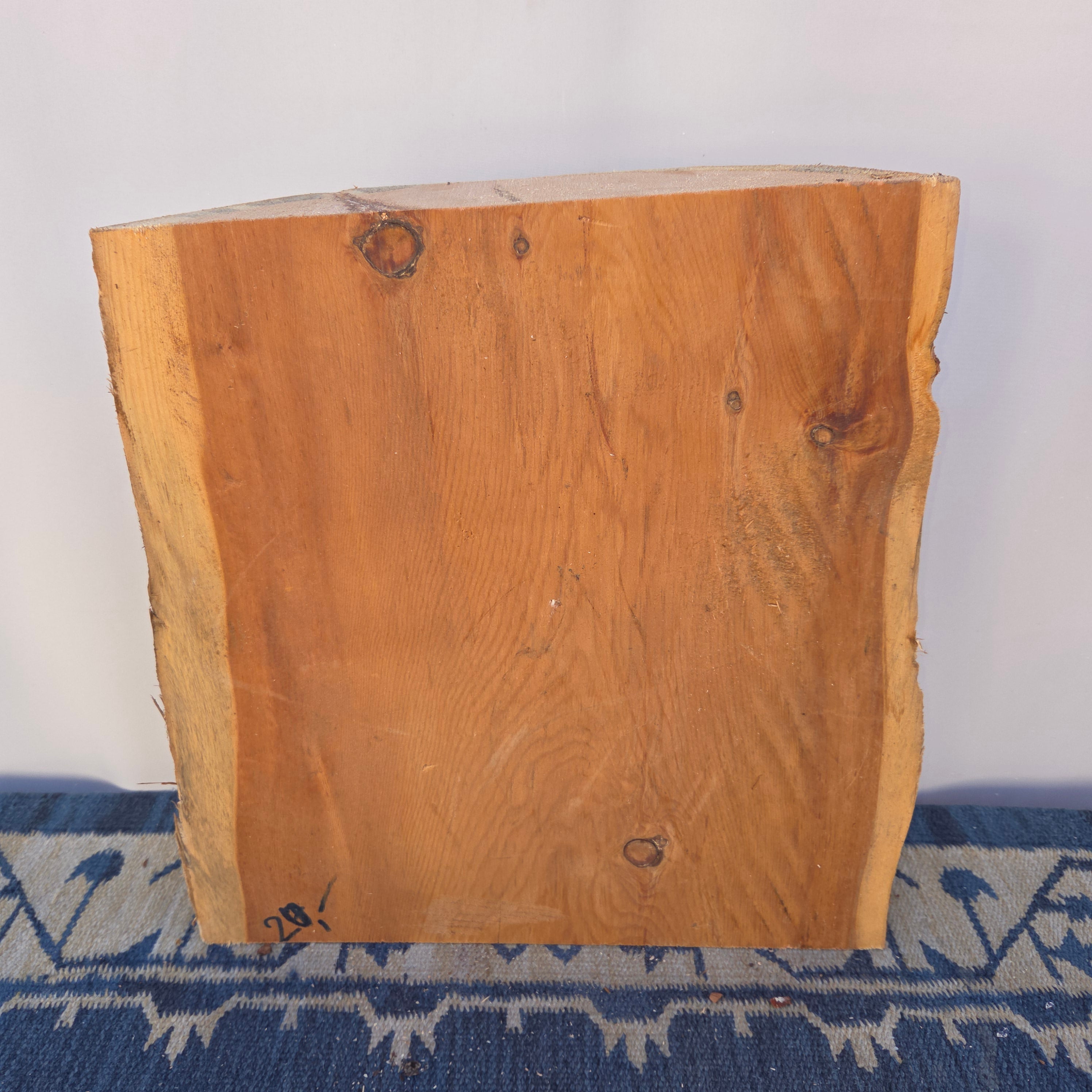 Blocco di pino cembro – pezzo unico (48 × 30 × 8,5 cm)