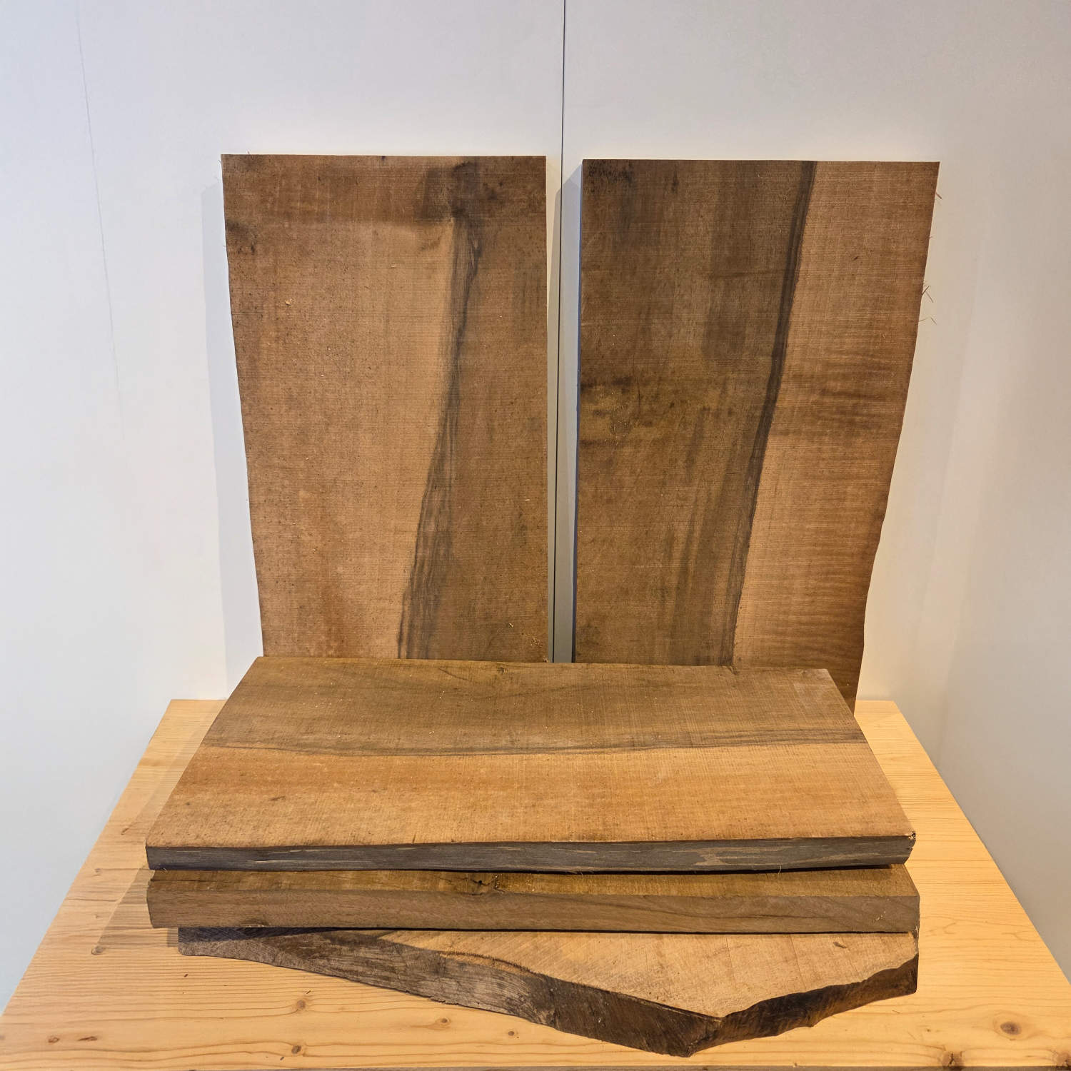 5 Stk. Nussholz Bretter – 50 x 20–25 x 3 cm sägerau