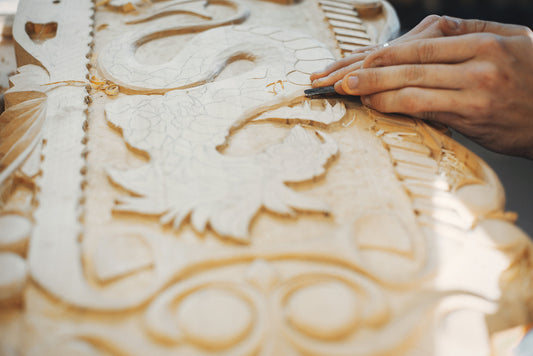Entdecken Sie die Kunst des Reliefschnitzens: Eine Meisterklasse in Holzbearbeitung
