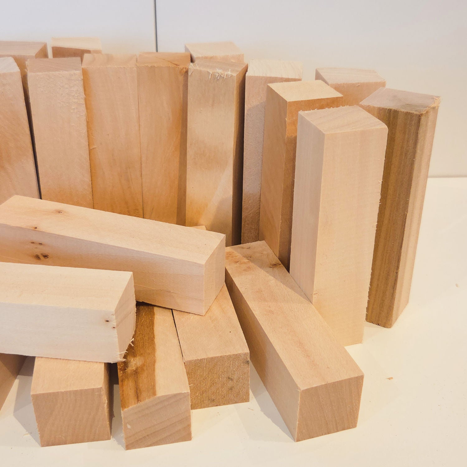 Lindenholz Klötze – B-Ware – 30 Stück (10 x 2,5 x 2,5 cm)